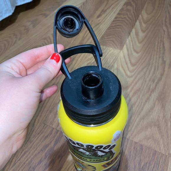 🌸 Hydro Flask Reusable Water Bottle 40oz Includes boot, 2 caps & stickers on it - Picture 10 of 15